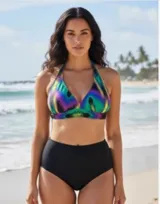 Conjunto de bikini con corpiño estilo halter de cuello alto y estampado psicodélico en tonos verde, morado y amarillo. La bombacha es de tiro alto y color negro liso.