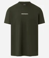 Remera de corte comfort color verde militar, de manga corta, con cuello redondo y estampado frontal pequeño con la leyenda "Speed on the rocks".