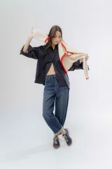 Jean mom de tiro alto color azul índigo, de corte relajado y dobladillo en los tobillos.