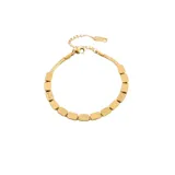 Pulsera dorada con eslabones rectangulares grabados con la palabra "LOVE".