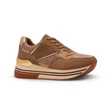 Championes urbanos de diseño moderno, combinando tonos beige y rosado con detalles metalizados en dorado. Presentan una suela de plataforma con base de goma en color marrón, paneles de malla y refuerzos en gamuza sintética.