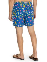 Short de baño azul con estampado tropical de frutas, cintura elástica con cordón ajustable gris y bolsillos laterales.