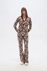 Cárdigan de poliéster con estampado abstracto en tonos marrones y beige, cuello camisero y mangas largas.