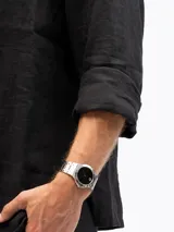 Camisa de manga larga confeccionada en 100% lino natural, con cuello clásico y cierre frontal de botones. Presenta un calce relajado y una textura ligera, ideal para climas cálidos.