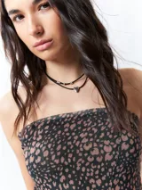 Top strapless con estampado animal print, confeccionado en tela semi transparente y con cierre en la espalda.