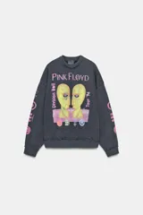 Sudadera de cuello redondo y manga larga con efecto lavado, color gris oscuro. Presenta un estampado frontal con el diseño de "The Division Bell Tour '94" de Pink Floyd y detalles estampados en las mangas. Cuenta con acabados en rib y bordes con efecto desgastado.