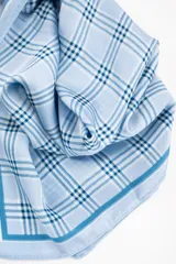 Bandana cuadrada de textura ligera, color celeste con un diseño de patrón a cuadros en tonos azules y blancos, y un borde sólido enmarcando el diseño.