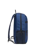 Mochila azul de la marca Cat, modelo Liam Backpack, con compartimento principal con cierre, bolsillo frontal con cierre, bolsillos laterales de malla y el parche con el logo de Cat en amarillo.