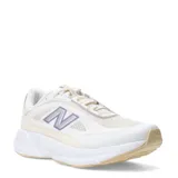 Championes New Balance Training Cat, color beige y blanco, con detalles en lila y suela gruesa.