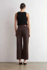 Pantalón de jean recto color marrón con textura similar a terciopelo, tiro medio y bolsillos traseros.