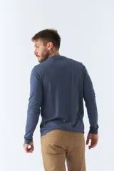 Remera de manga larga azul con estampa frontal que incluye texto y logo de la marca.