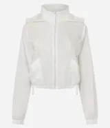 Campera cortavientos de corte cropped, color blanco, con capucha, cierre frontal por cremallera, bajo ajustable con cordón y puños elásticos.
