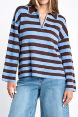 Sweater de punto con diseño de rayas horizontales en color marrón y celeste, corte oversize, cuello polo con cierre frontal y mangas largas.
