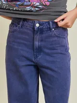 Pantalón de jean de corte ancho, color azul con efecto gastado.