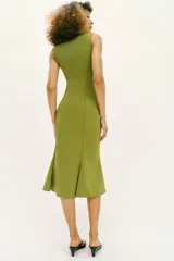 Vestido midi verde lima, sin mangas, con escote corazón y bajo evasé.