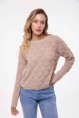 Sweater de punto color beige con diseño calado en forma de rombos.