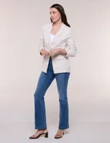 Blazer de silueta semientallada color beige, confeccionado en sastrería liviana de corte fluido, con solapa de muesca clásica, cierre frontal de un solo botón, bolsillos frontales con solapa y mangas largas.