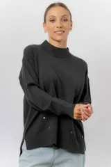 Sweater de tejido de punto color marrón, con cuello alto, corte relajado y terminaciones en rib en puños y cintura. Presenta una hilera de botones metálicos decorativos en uno de los laterales.