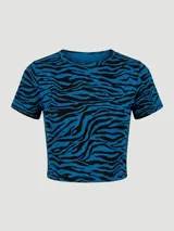 Remera crop de manga corta con estampado animal print tipo cebra en tonos azul y negro, confeccionada en mezcla de algodón y poliéster.