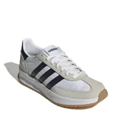 Championes Adidas modelo Run 72, con diseño retro inspirado en los años 70. Presentan una combinación de paneles de gamuza en tono beige y cuerpo de material sintético blanco, con las icónicas tres tiras laterales en negro. Incluyen mediasuela con tecnología Cloudfoam para mayor amortiguación y suela de goma color caramelo.