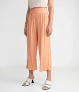 Pantalón recto color salmón de viscosa con cintura elastizada, bolsillos laterales y largo midi.