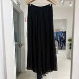Pantalón ancho negro de tejido ligero y fluido, con cintura elástica fruncida.