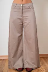 Pantalon de corte wide leg en color bordó, con cintura alta, cierre frontal con botón y bolsillos laterales.