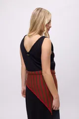 Vestido blanco sin mangas, confeccionado en algodón con textura, presenta un escote en V con detalle de trenzado en el borde y una placa metálica pequeña con logo en la espalda.