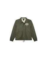 Campera verde militar estilo coach con cuello clásico, cierre con botones a presión, bolsillos laterales y puños elásticos. Estampado con el logo de la marca Deus Ex Machina en el pecho.