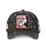 Gorra negra con manchas blancas y visera gris. En el frente tiene un parche cuadrado con el personaje Majin Boo de Dragon Ball Z.
