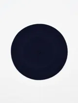 Boina clásica de paño de lana color negro, con forro interior en color bordó y etiqueta de la marca Tolosa.