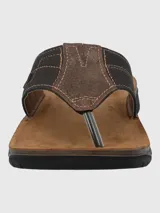 Sandalia tipo ojota Hush Puppies, con capellada de poliuretano en color marrón oscuro, costuras reforzadas y suela de poliuretano negra con plantilla ergonómica.