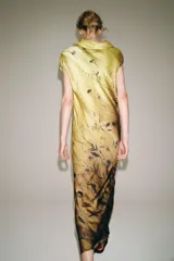 Vestido largo de viscosa ZW Collection con estampado degradado en tonos amarillo y marrón, con diseño de flores oscuras, cuello drapeado y manga corta.