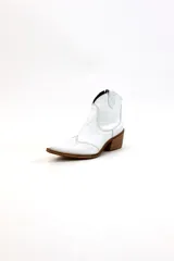 Botas texanas de caña baja color blanco, hechas 100% de cuero vacuno con forro interno de cuero. El taco es de 5cm y tiene cierre lateral.