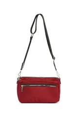 Bandolera de diseño funcional en color rojo, confeccionada en material sintético resistente. Cuenta con múltiples compartimentos con cierre metálico, correa ajustable y desmontable, y herrajes plateados.