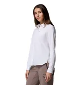 Camisa de aventura Columbia modelo Silver Ridge Utility, color blanco, de manga larga con tecnología Omni-Shade y Omni-Wick, cuello camisero, cierre frontal de botones y bolsillos en el pecho con solapa y cierre de cremallera.