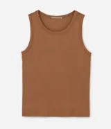 Musculosa plus size de Ashua, confeccionada en tejido rib acanalado de viscosa, con cuello redondo y diseño ajustado sin mangas.