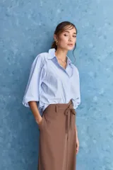 Pantalón wide leg de color negro, con cintura de tiro alto, lazo ajustable y caída fluida.