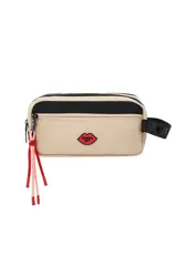 Necessaire de diseño rectangular en color beige con una franja horizontal negra. Presenta un parche decorativo en forma de labios rojos con el logo de la marca, cierre principal con tirador de cordones en tonos rojo y rosa, y una correa de mano lateral con inscripción.
