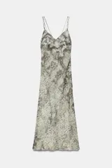 Vestido midi de corte al bies con escote en pico y tirantes finos dobles. Presenta un estampado de piel de serpiente en tonos neutros y cierre lateral con cremallera oculta.