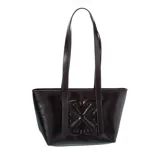 Cartera tipo tote de cuero negro con diseño estructurado, doble asa de hombro y detalle de logo en relieve en la parte frontal.
