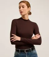 Blusa negra de rib de viscosa sostenible, con cuello alto y mangas largas.