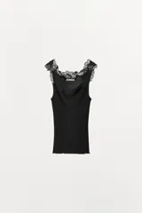 Top de punto rib negro con escote redondo y tirantes anchos decorados con aplicación de encaje a tono.