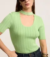 Blusa de tricot color verde claro, de manga corta y escote redondo con abertura frontal.