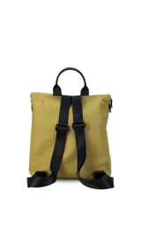 Mochila de nylon capitoneada color celeste, con diseño acolchado en cuadrícula. Posee un compartimento principal con cierre y solapa, además de dos bolsillos frontales con cierres negros a la vista.