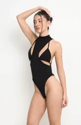 Body negro sin mangas, con cuello alto y diseño de aberturas laterales y frontales (cut-out).