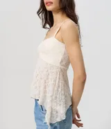 Blusa peplum de encaje color marrón con tirantes finos, escote cuadrado y detalle fruncido en el busto.
