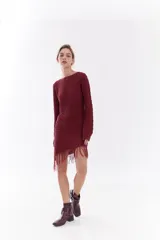 Vestido corto de algodón y lúrex color negro con hilo metálico, manga larga, cuello redondo y detalle de flecos en el ruedo.