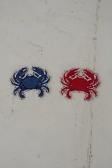 Parche decorativo termo adhesivo con forma de cangrejo, ideal para personalizar bolsos de playa y otras prendas.
