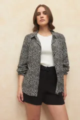 Short color beige de tiro alto con cinto incluido, de tela liviana y bolsillos laterales.